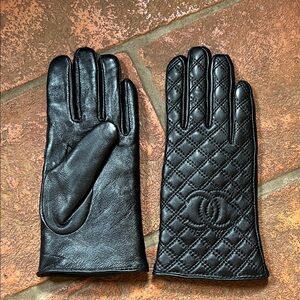 CHANEL Black Quilted Leather Gloves with Embossed CC